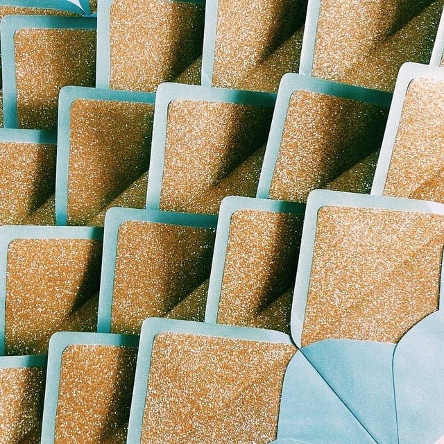 Glitrende kort i mønster med blå kanter