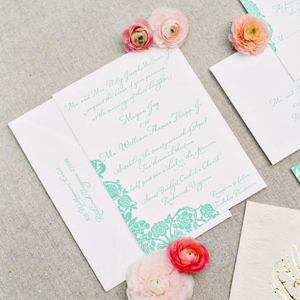 Bryllupsinvitation med blomsterdekor og elegant typografi.