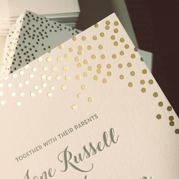 Elegant invitation med gyldne prikker