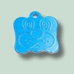 Blåt hundetegn med smiley-ansigt indgraveret.