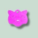 Lyserødt katteansigt i metal.