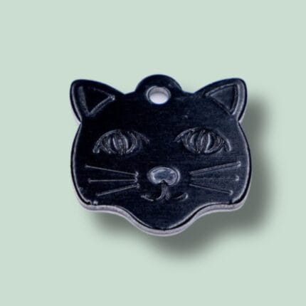 Sort katteformet mærke med grøn baggrund.