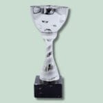 Sølvfarvet pokal på sort marmorsokkel.