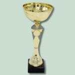 Guldpokal på sort sokkel