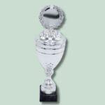 Sølv pokal på sort sokkel