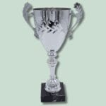 Stor sølvpokal på sort sokkel