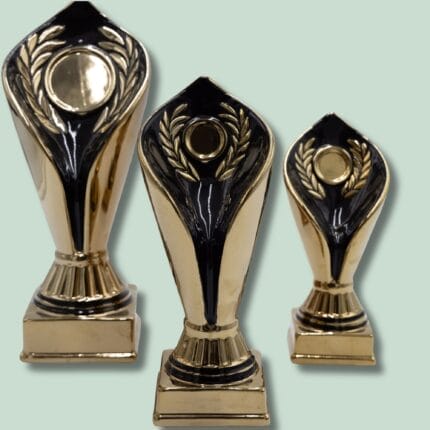 Tre sorte og guld trofæer i forskellige størrelser.
