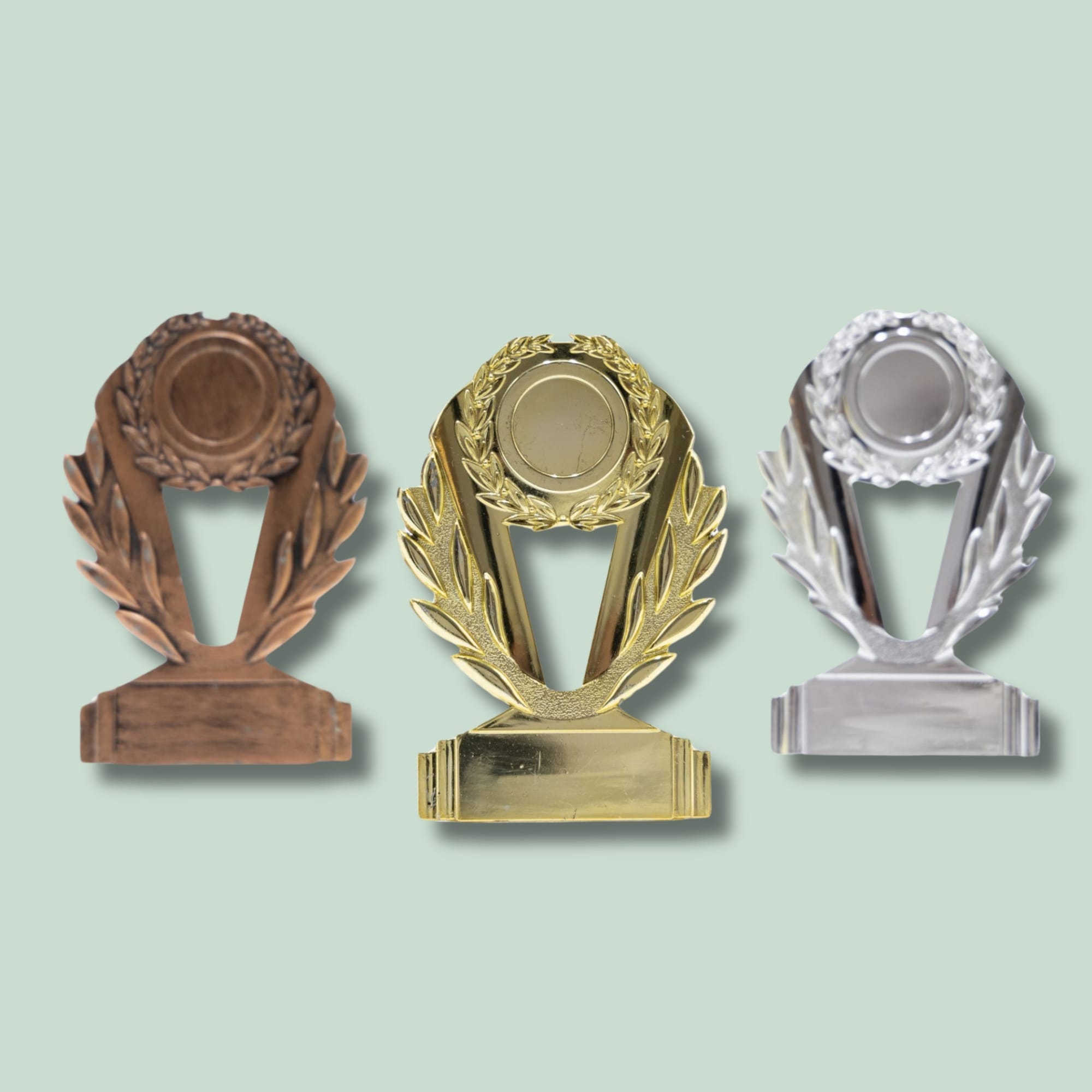 ST 54 - STÅL SAMLET Guld, sølv, bronze trofæer på grøn baggrund