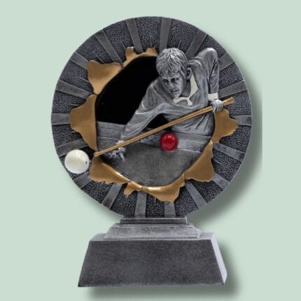 Billardpokal med spiller og kugler.