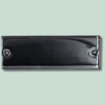 Sort rektangulær metalplade med to huller