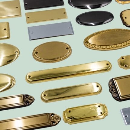 Forskellige metalplader i guld og sølv på grøn baggrund.