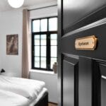 Døråbning til soveværelse med seng og vindue