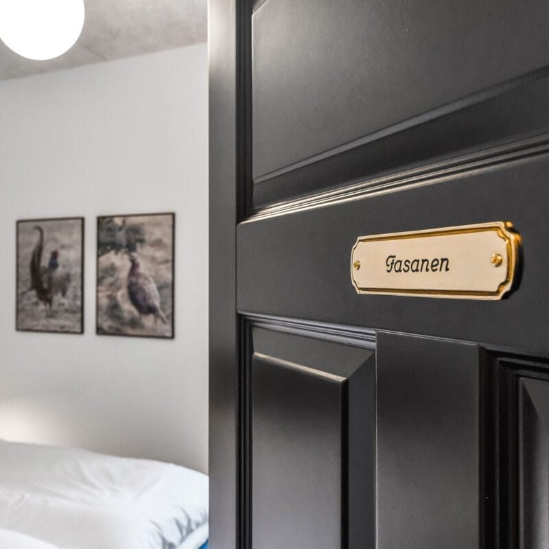 Dør til værelse med navneskilt Fasanen, to billeder