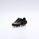 Sort og guld fodboldstøvle med knopper