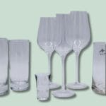 Forskellige glas til drikkevarer på lysegrøn baggrund.