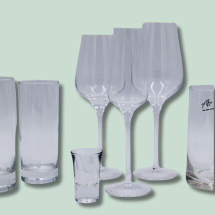 Forskellige glas til drikkevarer på lysegrøn baggrund.