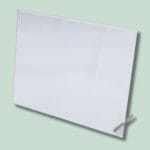 Hvid glaspanel mod grøn baggrund