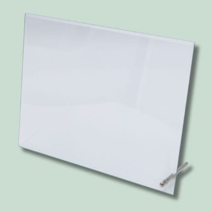 Hvid glaspanel mod grøn baggrund