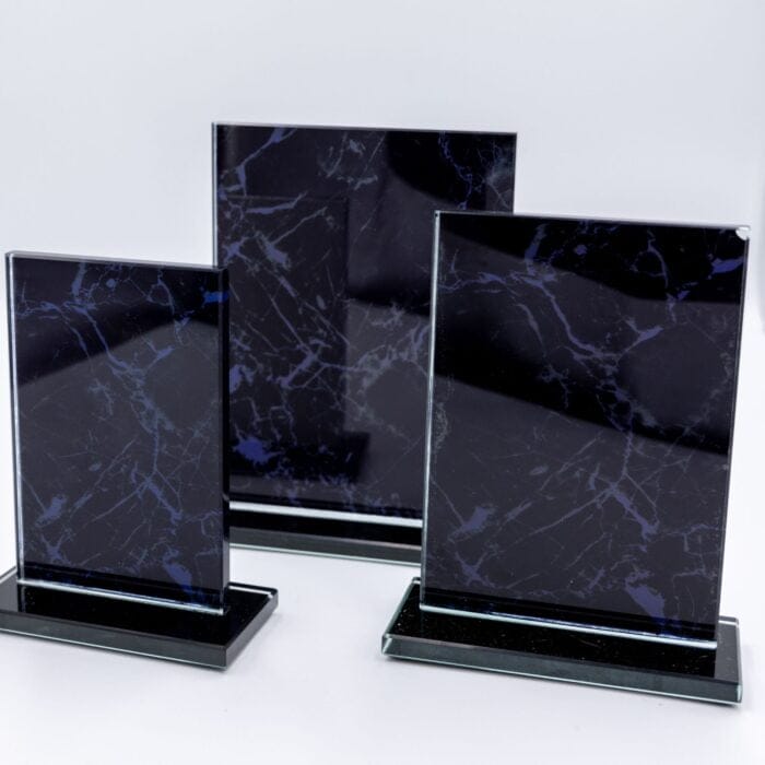Glasstatuette - Læsø - inkl. Gravering - Hjortlund & Bøgh Gravering - Glas Laeso Lille mellem stor redigeret