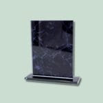 Sort marmorplade på grøn baggrund