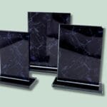 Tre sorte plader med marmoreffekt på stativer.