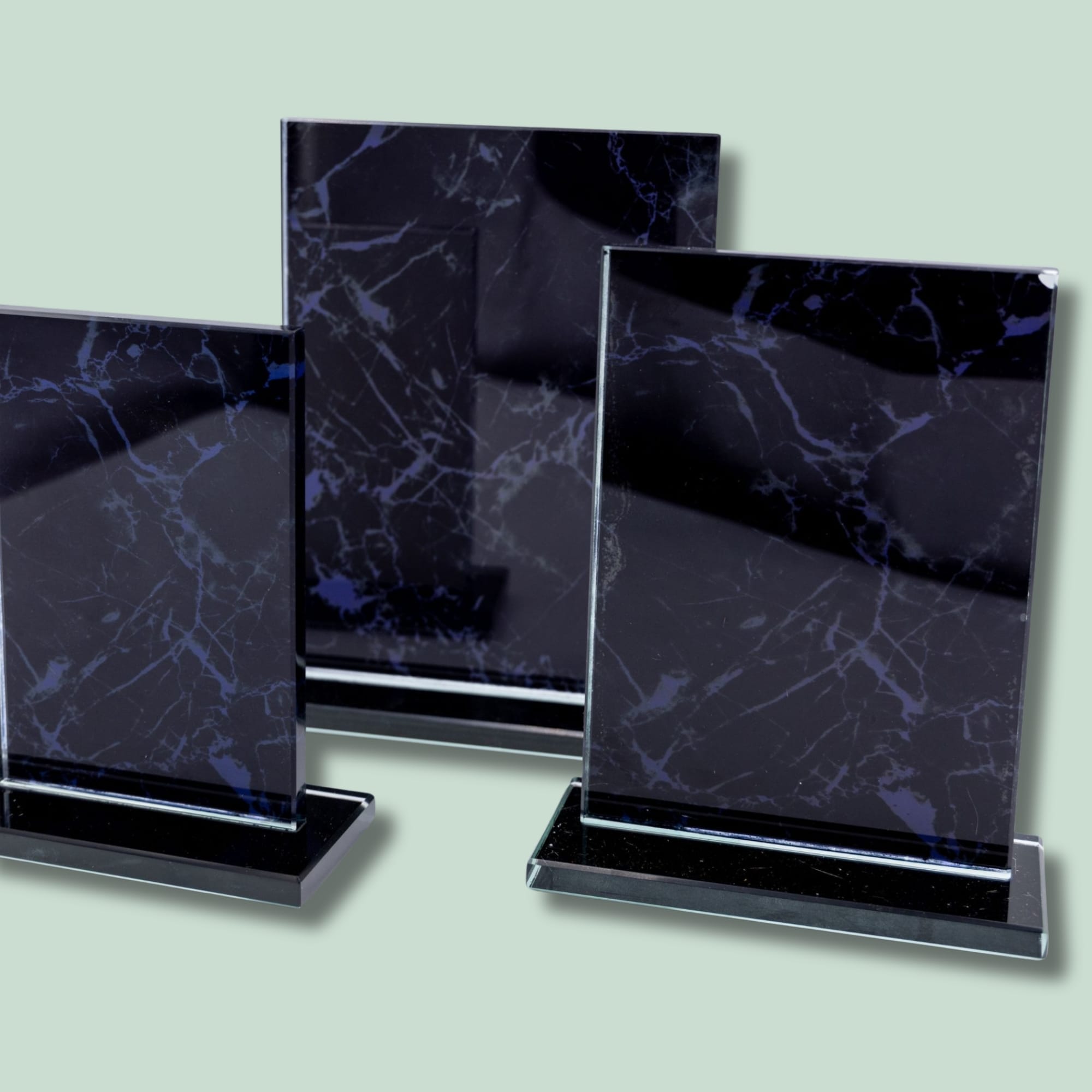 LÆSØ - SAMLET Tre sorte plader med marmoreffekt på stativer.