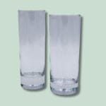 To høje glas mod grøn baggrund.