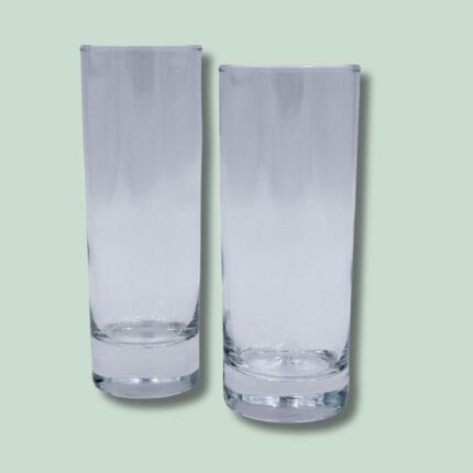 To høje glas mod grøn baggrund.