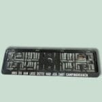 Nummerpladeholder med humoristisk tekst om campingvogn.