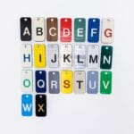 Forskellige farvede nøgleringe med bogstaver fra A til X.