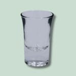 Tomme shotglas på lysegrøn baggrund