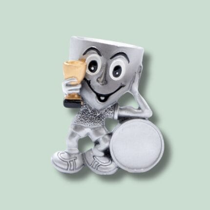 Smykke med maskotfigur holder pokal, grå baggrund