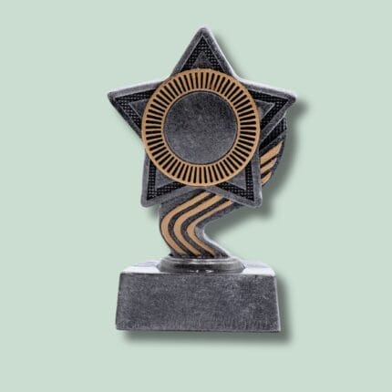 Stjerneformet pokal med bølgende design på grøn baggrund.