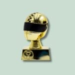 Gylden hjelm figur på en sokkel