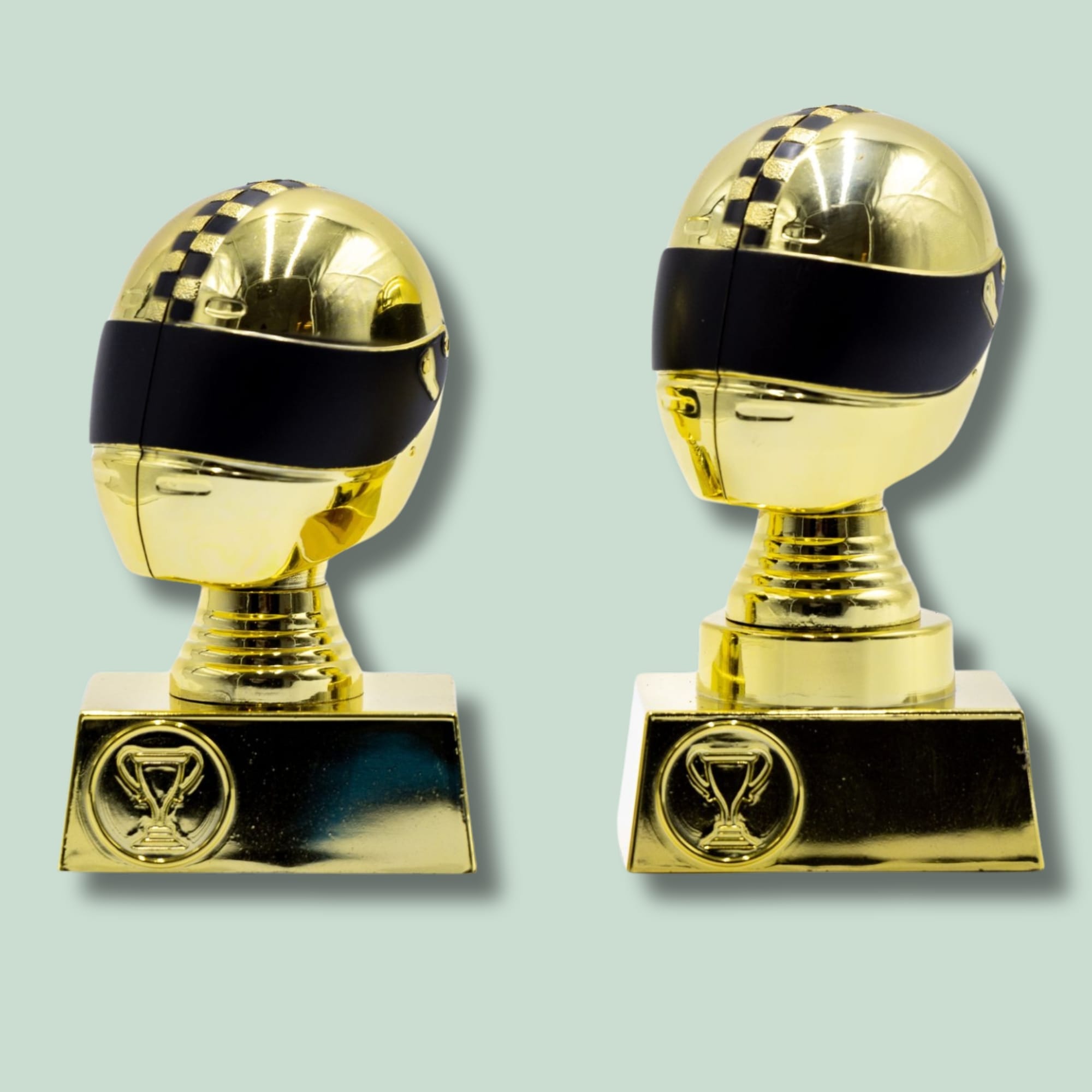 ST 72 - MOTORSPORT SAMLET To gyldne trofæer på lys baggrund