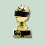 Guld statuet af hjelmformet trofæ