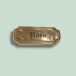 Messing husnummerplade med navnet Rosa.