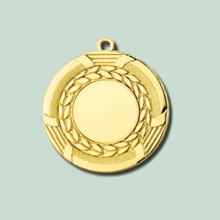 Guldmedalje med flot design på grøn baggrund.