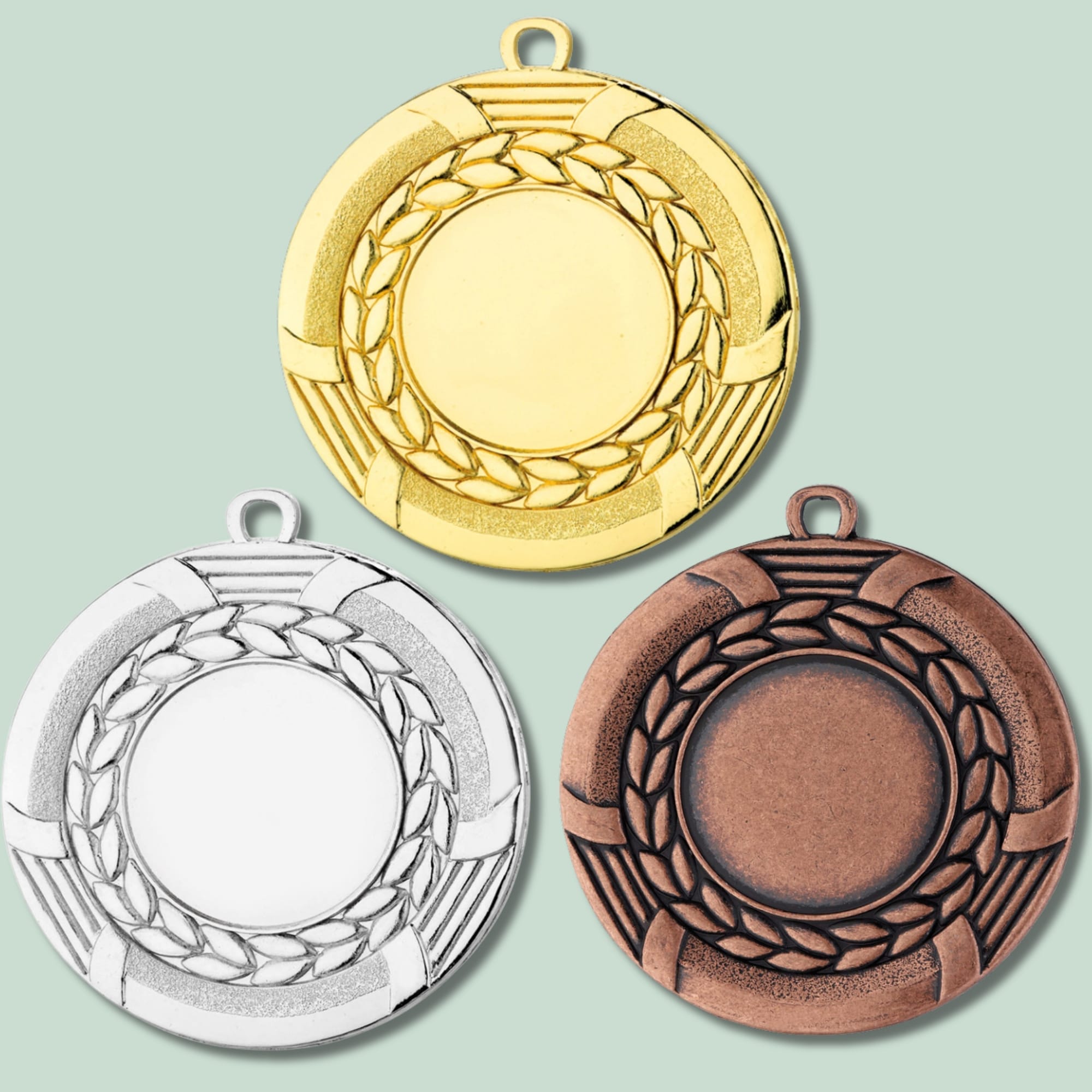 THORUP - SAMLET - GRØN Guld, sølv og bronze medaljer på grøn baggrund.