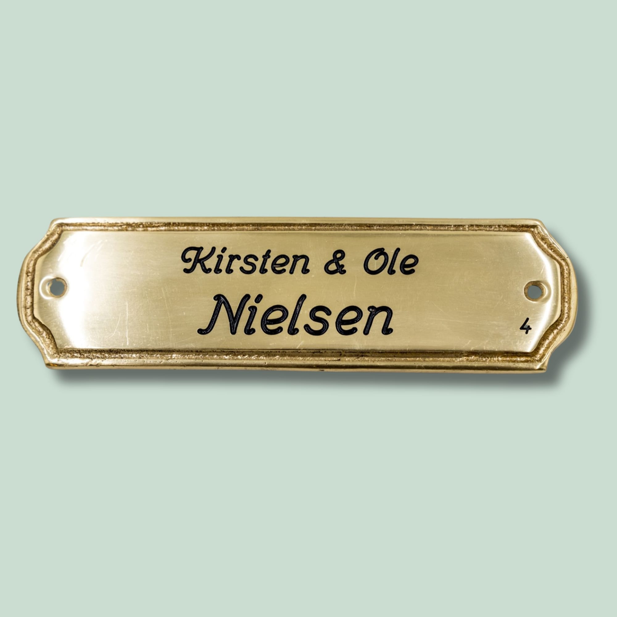 Tavleskilt 4 - OLE - Grøn. Messingdørskilt med navnene Kirsten og Ole Nielsen.