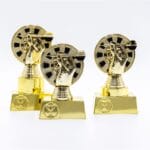 Tre guld dartpokaler på rad