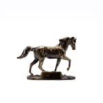 Bronzestatue af hest på hvid baggrund.