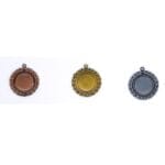 Tre medaljer: bronze, guld, sølv på række.