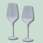 To vinglas på lysegrøn baggrund