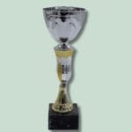 Sølv- og guldpokal med sort base
