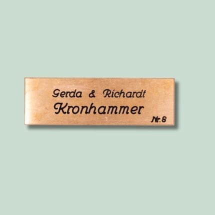 Bronze navneskilt Gerda & Richardt Kronhammer Nr.8