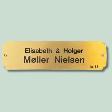 Navneskilt med navne og nummer.