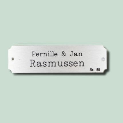 Navneskilt med teksten Pernille & Jan Rasmussen Nr. 89.