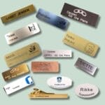 Navneskilte i forskellige materialer og design.