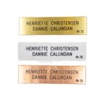 Tre navneskilte i forskellige metaller, Henriette og Dannie.